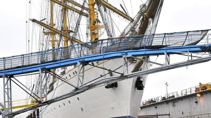 Die „Gorch Fock“ im Dock: Marodes Unterwasserschiff. Foto: Behling Die „Gorch Fock“ im Dock: Marodes Unterwasserschiff. Foto: Behling