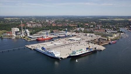 Der Ostuferhafen in Kiel mit zwei DFDS-Fährschiffen. Foto: IHK Kiel Der Ostuferhafen in Kiel mit zwei DFDS-Fährschiffen. Foto: IHK Kiel