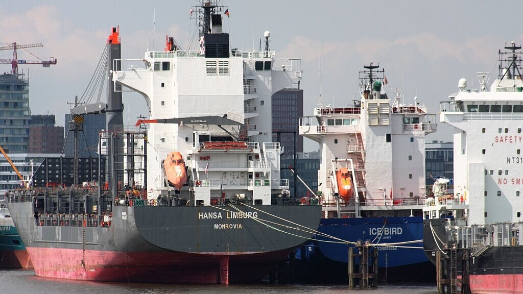 Ein Hoffnungszeichen? In den zurückliegenden beiden Wochen sind weltweit  mehr als 30 Containerschiffs-Auflieger wieder in Fahrt gekommen. Aktuell sind noch 199  Containerfrachter „idle“. Weiterhin gehen zahlreiche Containercarrier in den Schrott- und tragen damit zur Marktentlastung bei. EHA