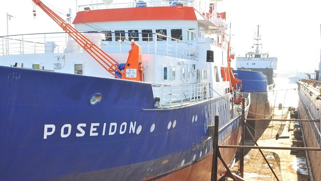 Zwei Schiffe teilen sich derzeit das Lindenau-Dock: das FS „Poesidon“ und die „Solveig K“. Foto: Behling