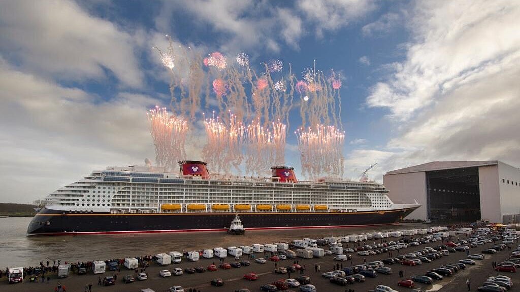 Mit einem Feuerwerk verließ die 340 Meter lange „Disney Fantasy“ das überdachte Baudock II der Meyer Werft. Foto: Meyer Werft Mit einem Feuerwerk verließ die 340 Meter lange „Disney Fantasy“ das überdachte Baudock II der Meyer Werft. Foto: Meyer Werft