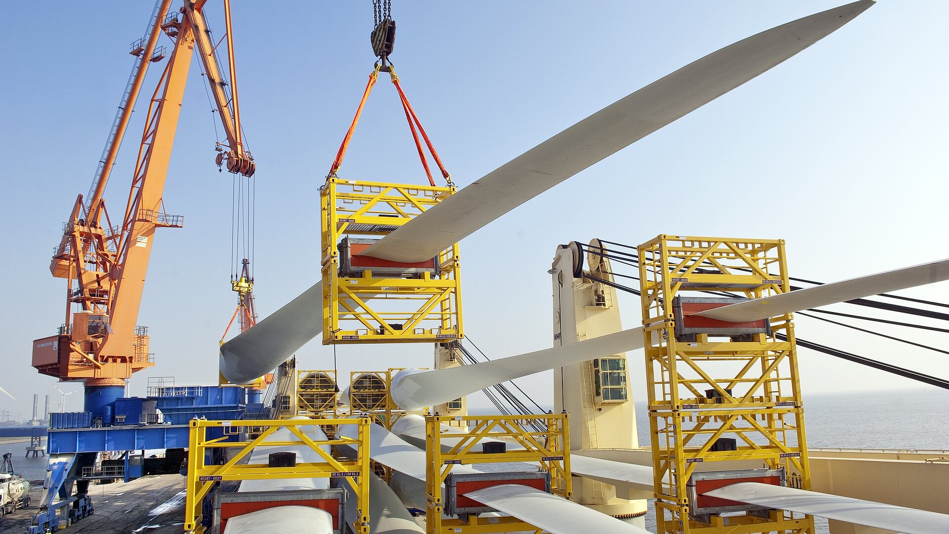 Ab 2015 sollen Offshore-Anlagen in Bremerhaven umgeschlagen werden. Archivfoto: Brunsbüttel Ports Ab 2015 sollen Offshore-Anlagen in Bremerhaven umgeschlagen werden. Archivfoto: Brunsbüttel Ports