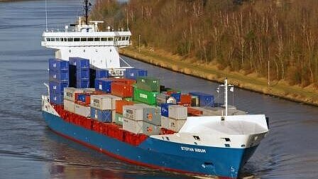 „Stefan Sibum“ ist ein typisches Feederschiff der 1000-TEU-Klasse im Ostseeverkehr. Foto: Hasenpusch „Stefan Sibum“ ist ein typisches Feederschiff der 1000-TEU-Klasse im Ostseeverkehr. Foto: Hasenpusch