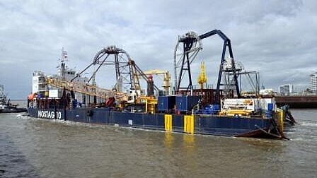Mit Schlepperhilfe lief „Nostag 10“ jetzt von Bremerhaven in Richtung Karlskrona aus. Foto: Eckardt Mit Schlepperhilfe lief „Nostag 10“ jetzt von Bremerhaven in Richtung Karlskrona aus. Foto: Eckardt