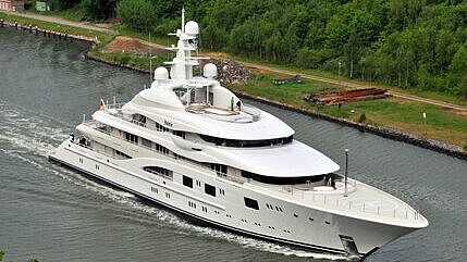 Die „Valerie“ ist 84 Meter lang und 14 Meter breit. Die Luxusyacht wurde im März ausgedockt. Foto: Behlng Die „Valerie“ ist 84 Meter lang und 14 Meter breit. Die Luxusyacht wurde im März ausgedockt. Foto: Behlng