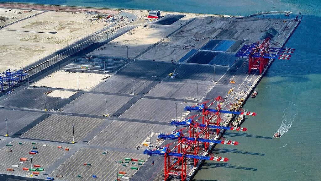 Die ersten acht von insgesamt 16 Containerbrücken sind bereits geliefert worden. Foto: Hero Lang
