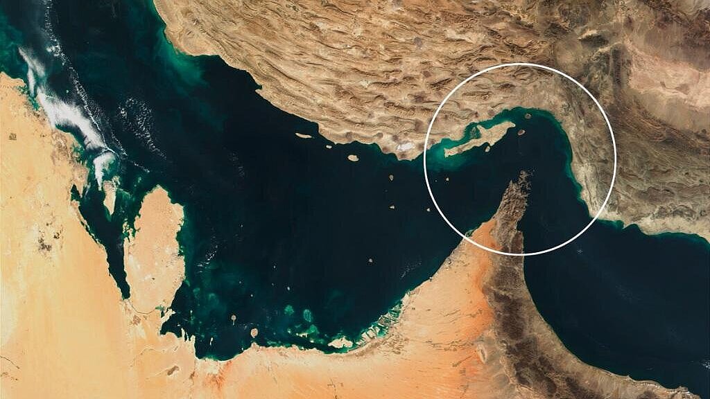 Die Straße von Hormus (Kreis) müssen alle Ölexporte aus dem Persischen Golf passieren. Foto: Nasa/dpa Die Straße von Hormus (Kreis) müssen alle Ölexporte aus dem Persischen Golf passieren. Foto: Nasa/dpa