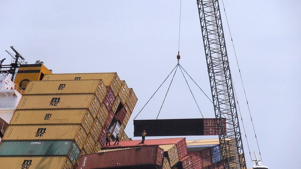 Mit einer Kranbarge werden die Container von Bord geholt. Foto: MNZ
