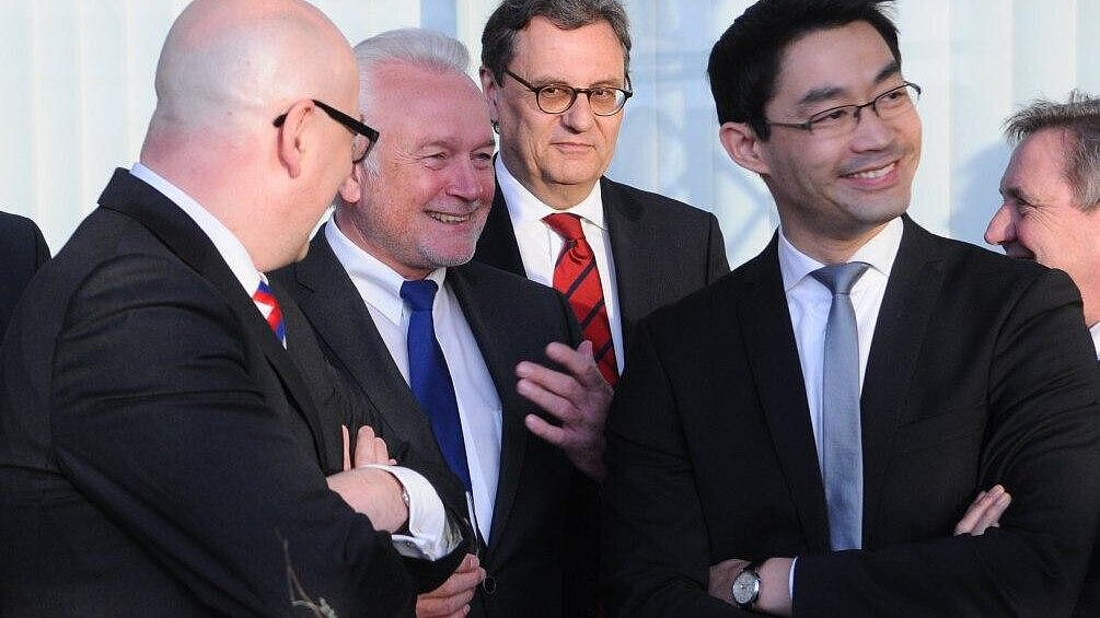 Teilnehmer der 8. Nationalen Maritimen Konferenz (v.l.): Schleswig-Holsteins Ministerpräsident Torsten Albig, FDP-Landesfraktionschef Wolfgang Kubicki, Maritimer Koordinator der Bundesregierung Hans-Joachim Otto und Bundeswirtschaftsminister Philipp Rösler. Teilnehmer der 8. Nationalen Maritimen Konferenz (v.l.): Schleswig-Holsteins Ministerpräsident Torsten Albig, FDP-Landesfraktionschef Wolfgang Kubicki, Maritimer Koordinator der Bundesregierung Hans-Joachim Otto und Bundeswirtschaftsminister Philipp Rösler.