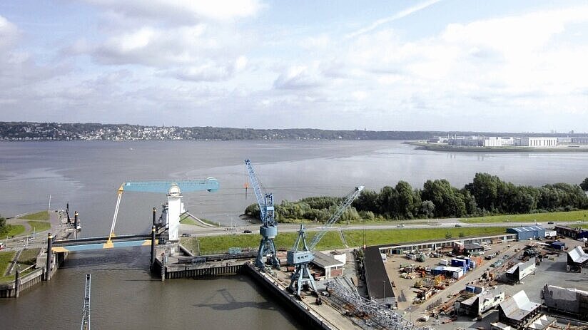 Im Dezember war das Sperrwerkstor durch Eisdruck beschädigt worden. Foto: Sietas Werft