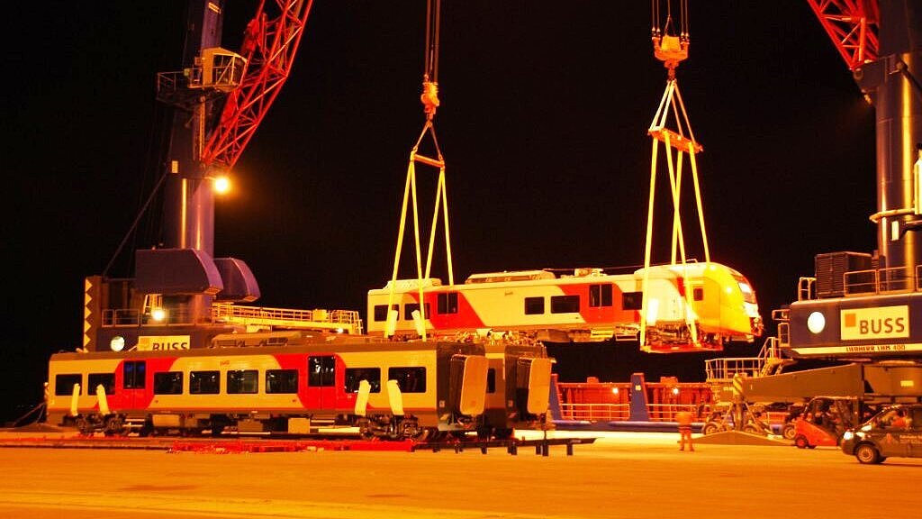 Der erste der fünfteiligen Züge ist am Freitag auf das Eisenbahnfährschiff "Petersburg" verladen worden. Foto: Buss Terminal Der erste der fünfteiligen Züge ist am Freitag auf das Eisenbahnfährschiff "Petersburg" verladen worden. Foto: Buss Terminal