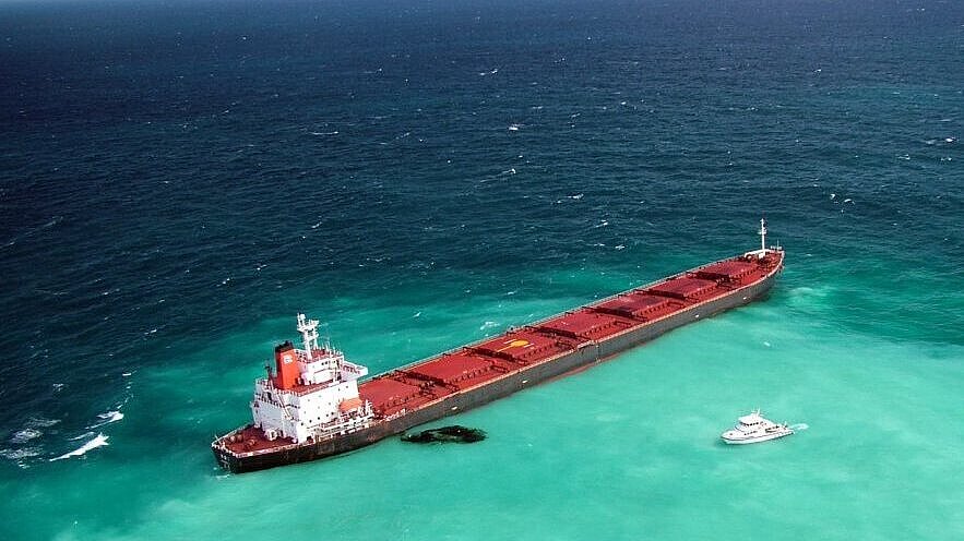 April 2010: Kohlefrachter "Sheng Neng 1" läuft am Great Barrier Reef auf Grund. Foto: Queensland Government April 2010: Kohlefrachter "Sheng Neng 1" läuft am Great Barrier Reef auf Grund. Foto: Queensland Government