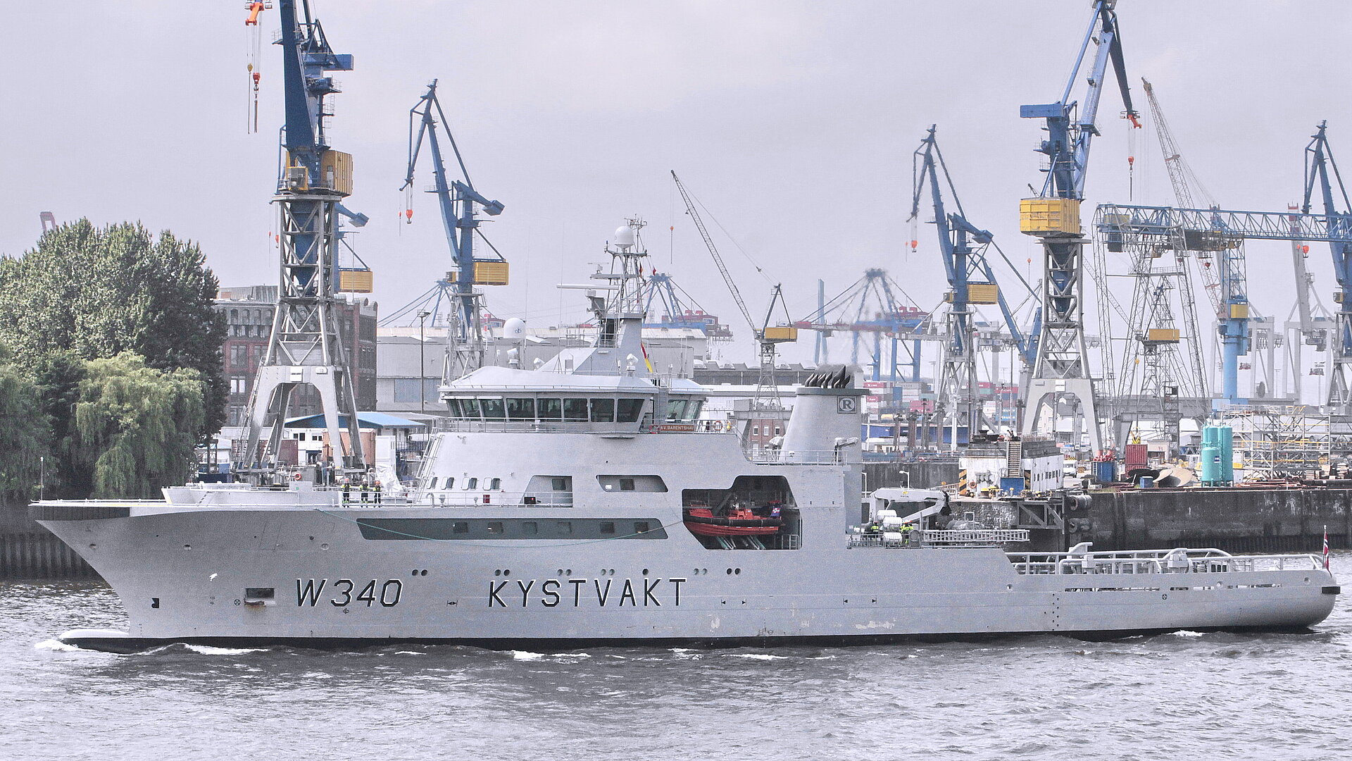 Die „KV Barentshav“ nahm gestern vom Hamburger Hafen wieder Kurs auf Norwegen. Foto: HHM/Arndt Die „KV Barentshav“ nahm gestern vom Hamburger Hafen wieder Kurs auf Norwegen. Foto: HHM/Arndt