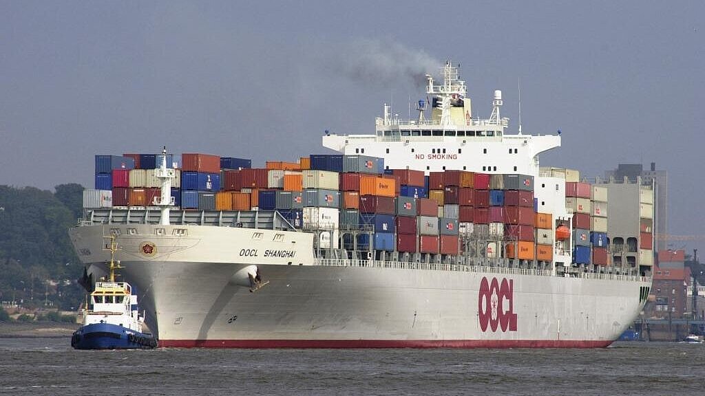 Die Orient Overseas Container Line erwirbt die seit 1999 gecharterte „OOCL Shanghai“. Foto: Hasenpusch Die Orient Overseas Container Line erwirbt die seit 1999 gecharterte „OOCL Shanghai“. Foto: Hasenpusch