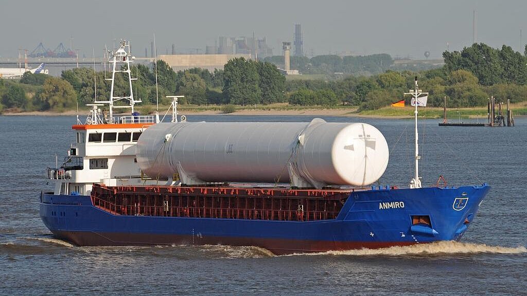 Eine Zellulose-Ladung auf dem Mini-Bulker „Anmiro“ fing im Travehafen Feuer. Archivfoto: Hasenpusch