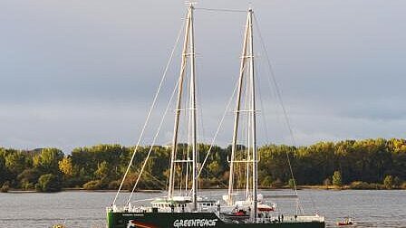 Zwei 50 Meter hohe Masten im A-Rahmen-Design: „Rainbow Warrior“ (III) vor Blankenese. Foto: Hasenpusch Zwei 50 Meter hohe Masten im A-Rahmen-Design: „Rainbow Warrior“ (III) vor Blankenese. Foto: Hasenpusch