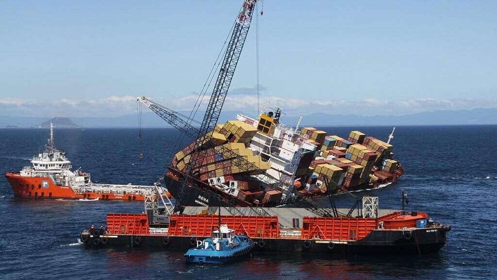 Bergungsteams testeten einen Kran, der die Container auf ein anderes Schiff heben soll. Foto: MNZ Bergungsteams testeten einen Kran, der die Container auf ein anderes Schiff heben soll. Foto: MNZ