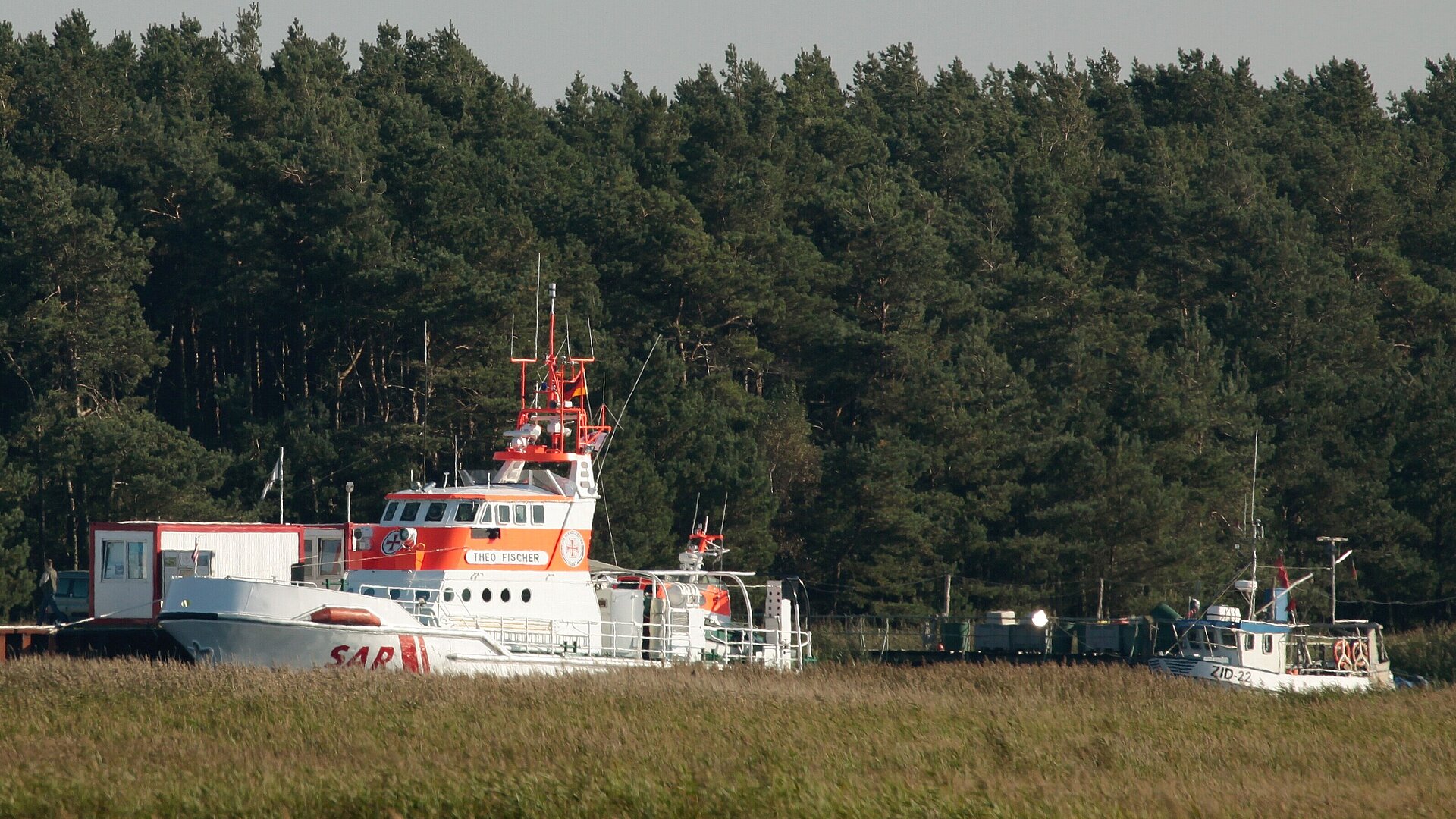 Weil die Zufahrt zum Nothafen erneut versandet ist, muss der Seenotkreuzer ausweichen. Foto: Gierke