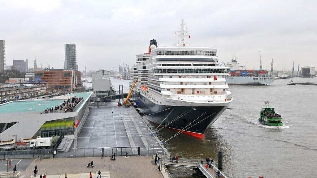 Auftakt der diesjährigen Kreuzfahrtsaison: „Queen Elizabeth“ am Sonntag in Hamburg. Foto: Behling