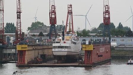 Im Dock der Mützelfeldtwerft finden Schiffe bis zu 135 Meter Länge und 20 Meter Breite Platz. Foto: Sassen Im Dock der Mützelfeldtwerft finden Schiffe bis zu 135 Meter Länge und 20 Meter Breite Platz. Foto: Sassen