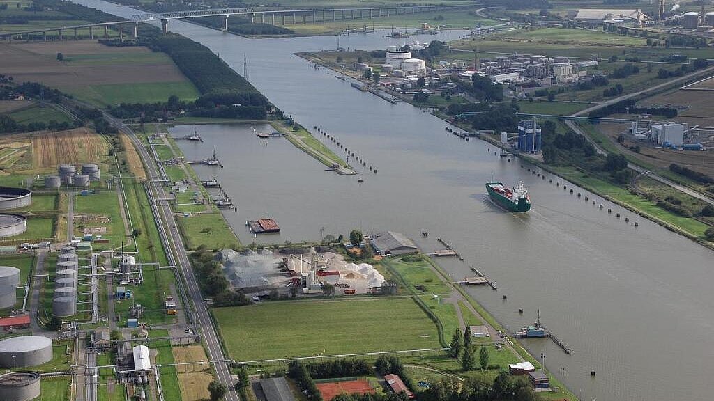 Auch der Ölhafen (linke Bildhälfte) trug zur Umschlagsteigerung bei Brunsbüttel Ports bei. Foto: Brunsbüttel Ports