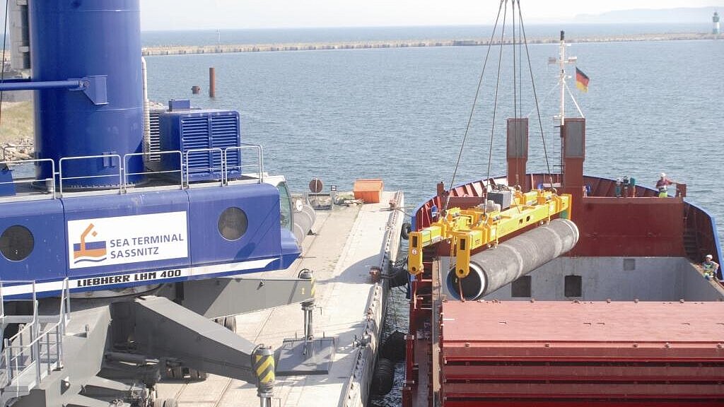 Begrenzter Beschäftigungssegen: Rohrverarbeitung und -verladung im Hafen Sassnitz. Foto: Nord Stream
