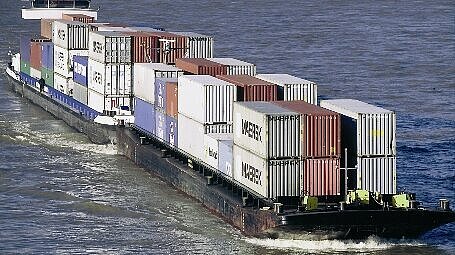 Der Containertransport per Binnenschiff nahm im vergangenen Jahr um 18,4 Prozent zu. Foto: duisport Der Containertransport per Binnenschiff nahm im vergangenen Jahr um 18,4 Prozent zu. Foto: duisport