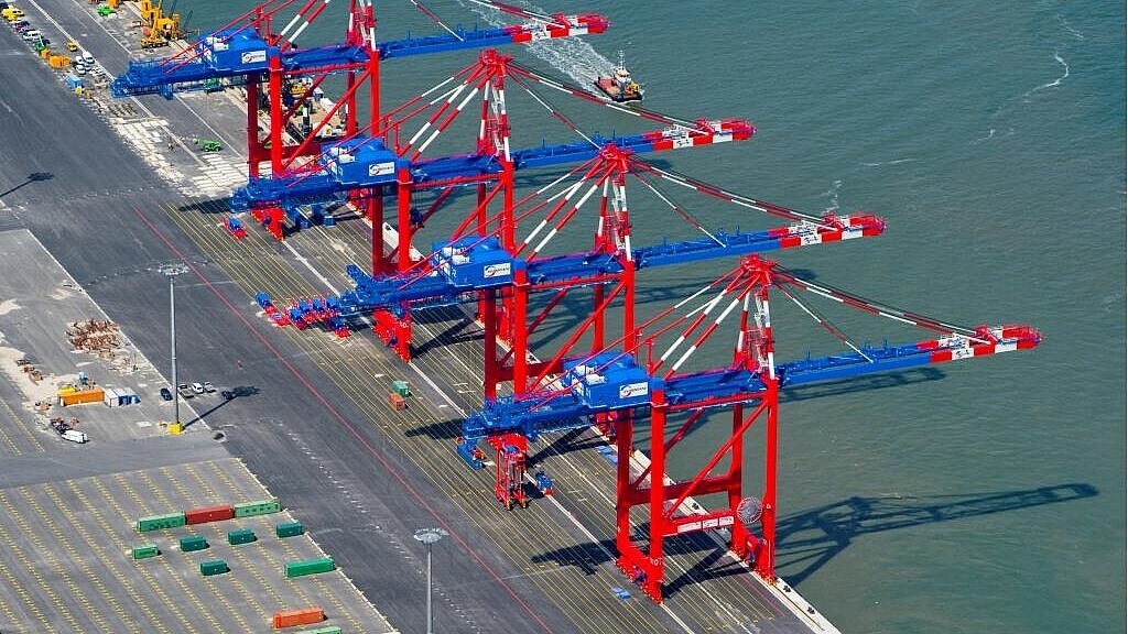 Am JadeWeserPort werden vor die beschädigte Spundwand 446 Betonplatten montiert. Foto: Hero Lang