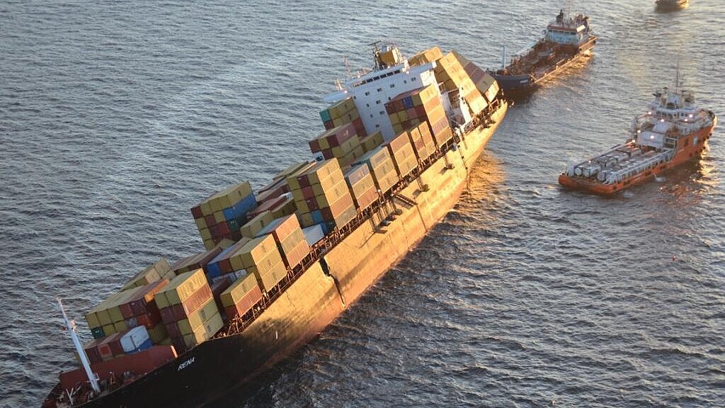 Sobald alles Öl gesichert ist, wollen die Bergungsteams die Container von dem Schiff holen. Foto: MNZ