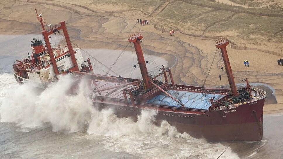 Ende vergangener Woche war das türkische Schiff in schwerem Sturm gestrandet. Foto: Premar Atlantique Ende vergangener Woche war das türkische Schiff in schwerem Sturm gestrandet. Foto: Premar Atlantique