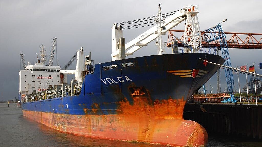 Seit etwa zwei Monaten war die „Volga“ im Bremer Hafen festgehalten worden. Foto: Andreas Seit etwa zwei Monaten war die „Volga“ im Bremer Hafen festgehalten worden. Foto: Andreas