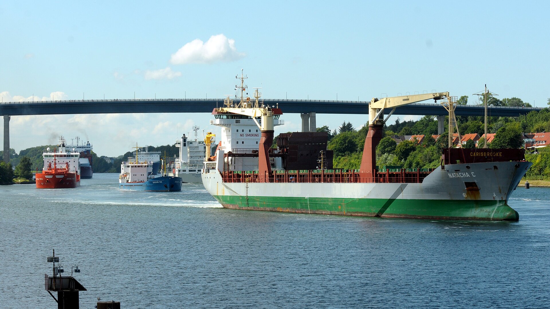 Am Nord-Ostsee-Kanal bildeten sich durch die Schäden an der Schleuse lange Staus. Foto: Behling Am Nord-Ostsee-Kanal bildeten sich durch die Schäden an der Schleuse lange Staus. Foto: Behling