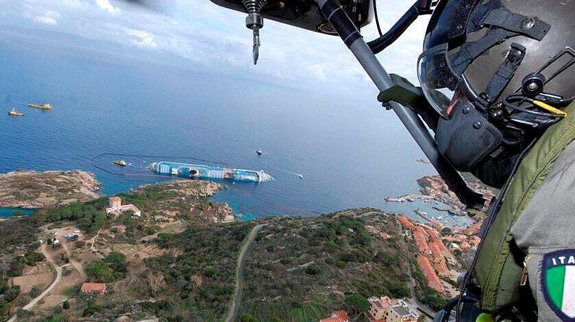 Die Aufgabe besteht darin, zunächst in sechs Tanks des Kreuzfahrtschiffes jeweils zwei Löcher zu bohren. Foto: Guardia Costiera