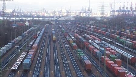 2011 verzeichnete die Hamburger Hafenbahn mit erstmals über zwei Millionen TEU ein Rekordjahr. Foto: M. Meyer 2011 verzeichnete die Hamburger Hafenbahn mit erstmals über zwei Millionen TEU ein Rekordjahr. Foto: M. Meyer