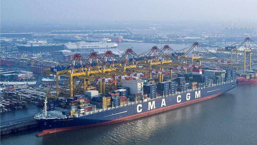 Die "CMA CGM Marco Polo" machte auch in Bremerhaven fest Foto: Hero Lang Die "CMA CGM Marco Polo" machte auch in Bremerhaven fest Foto: Hero Lang