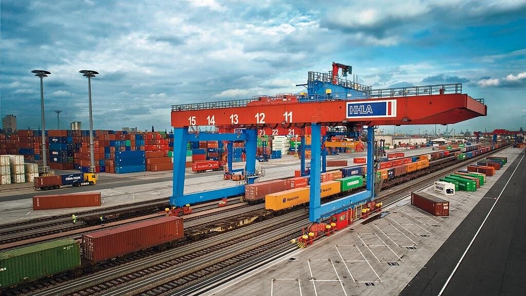 Containerbahnhof Burchardkai: Bahnkräne bearbeiten Ganzzüge auf acht über 700 Meter langen Gleisen. Foto: HHLA Containerbahnhof Burchardkai: Bahnkräne bearbeiten Ganzzüge auf acht über 700 Meter langen Gleisen. Foto: HHLA