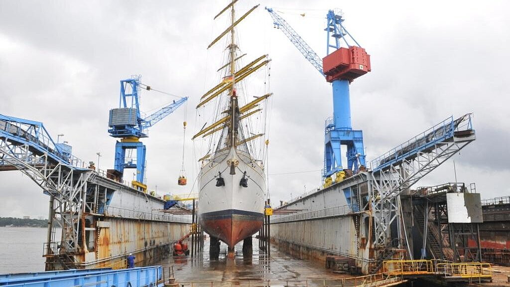 Die „Gorck Fock“ liegt im Dock 2 der Kieler Lindenauwerft. Foto: Behling