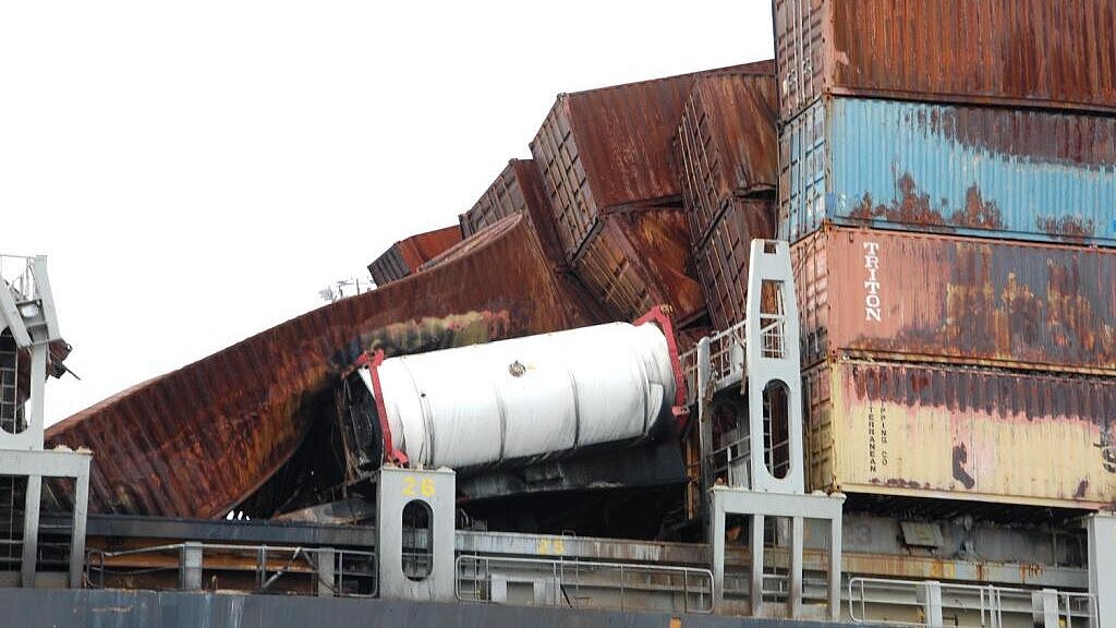 Am Freitag wurden die ersten Container von Bord geholt. Foto: Bökhaus Am Freitag wurden die ersten Container von Bord geholt. Foto: Bökhaus