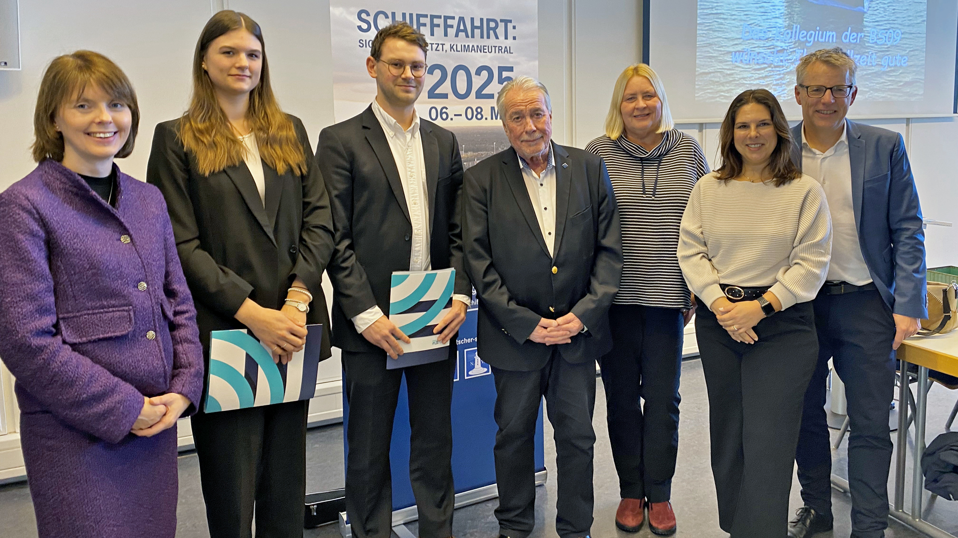 Freuten sich nach dem Festakt mit den Ausgezeichneten und ließen sich für ein Erinnerungsbild ablichten (v.l.): Lorena Bücklers (VHR), Ex-Azubi Anna Caroline Garbrecht (Peter Döhle), Ex-Azubi Leon Schulz (COSCO Germany), Kapitän Christian Suhr (NVzH), Syl